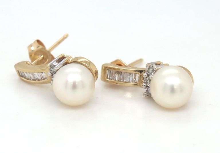 10kt Yellow gold pearl and round brilliant and baguette cut diamond earrings