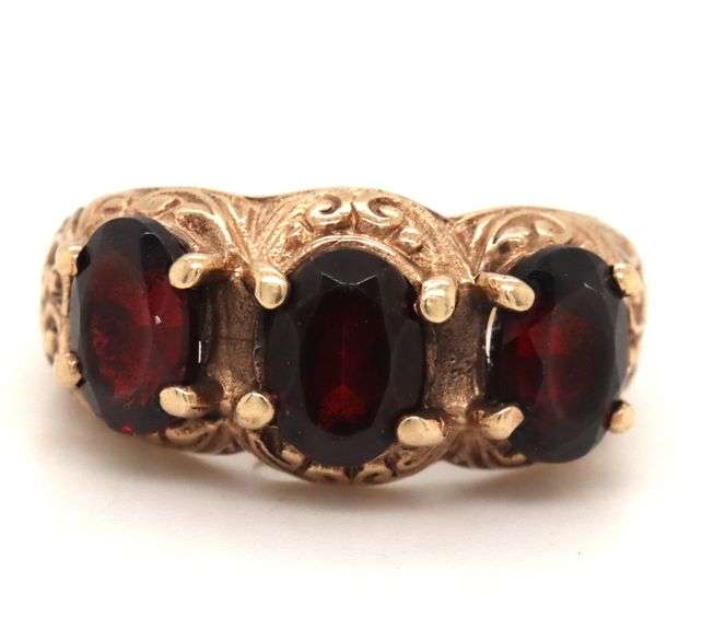 Beautiful 9K YG Vintage Garnet Ring