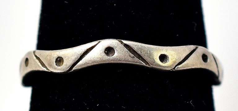Thin Band Ring with Pattern in Sterling Silver
