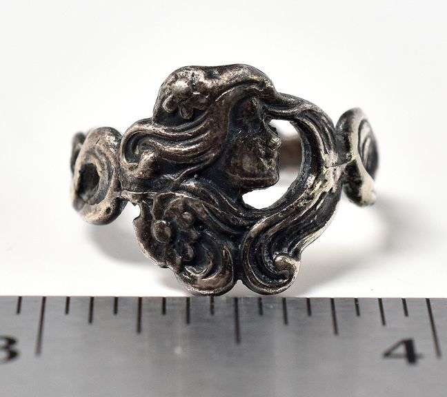 Girl Profile with Flower Detailing in Sterling Silver