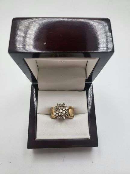 Absolutely gorgeous 14k yellow gold and diamond cluster ring