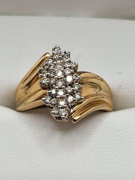 Absolutely gorgeous 14k yellow gold and diamond cluster ring