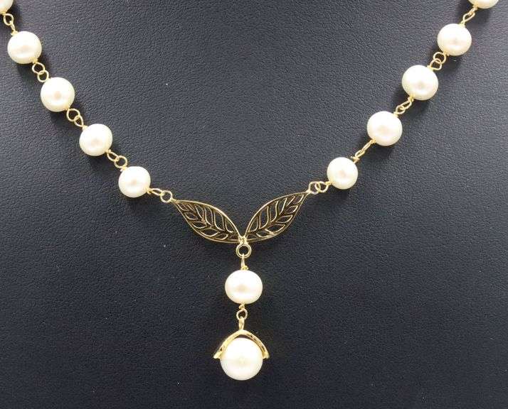 18kt Yellow gold 6.5-7mm fresh water pearl and gold station leaf dangle necklace