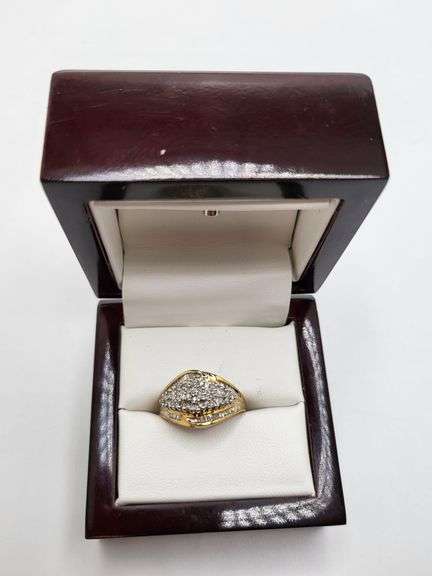 Absolutely gorgeous 14k yellow gold and diamond cluster ring