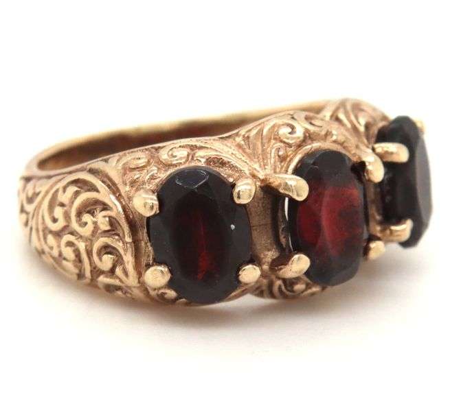 Beautiful 9K YG Vintage Garnet Ring