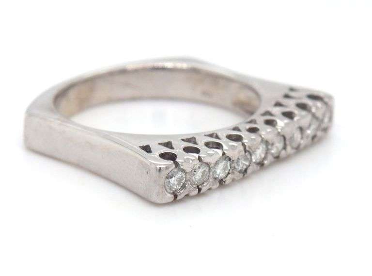 14kt White gold 0.20ctw diamond flat band