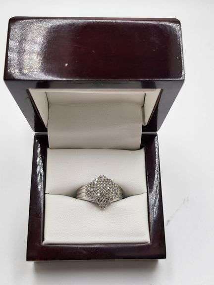 Very nice 14k white gold diamond cluster ring