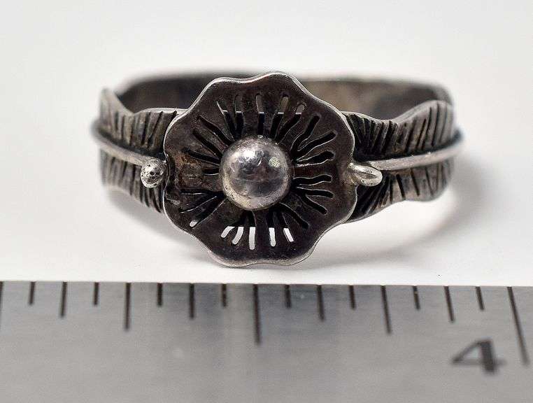 Flower Ring with Leaf Designed Band in Sterling Silver