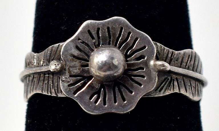 Flower Ring with Leaf Designed Band in Sterling Silver