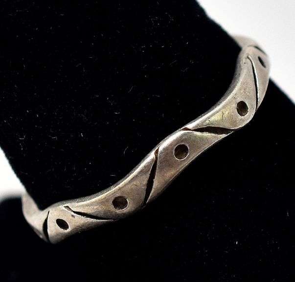 Thin Band Ring with Pattern in Sterling Silver