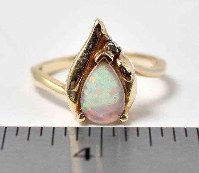 Gorgeous 10K Yellow Gold Opal gemstone and Diamond Ring