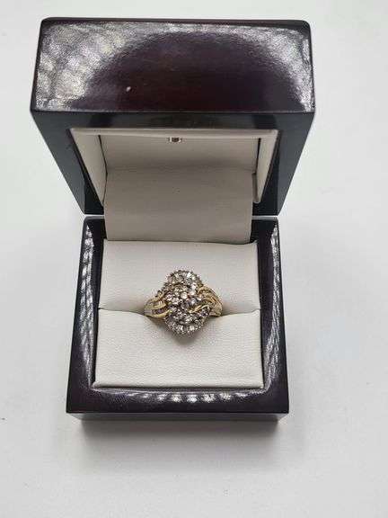 Beatiful 14K yellow gold and diamond cluster ring