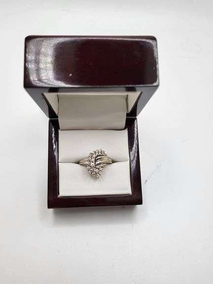 Very nice 14k white gold diamond cluster ring