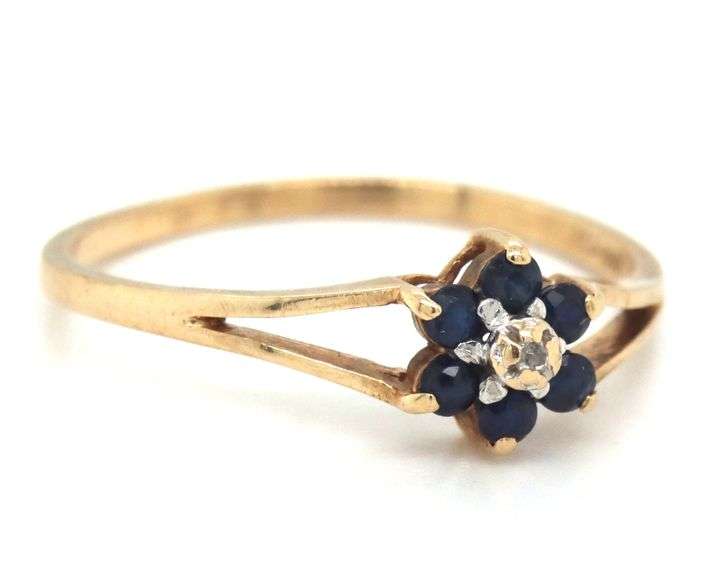 10kt Yellow gold blue sapphire flower style ring