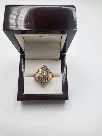 Beatiful 14K yellow gold and diamond cluster ring