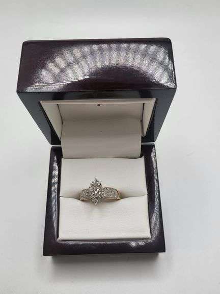 Absolutely gorgeous 14k yellow gold and diamond cluster ring