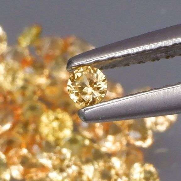 SUPERB!!! VS to eye clean 3.39ct canary yellow Sapphire set