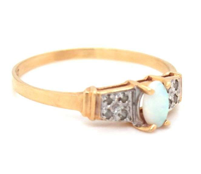 14kt Yellow gold opal ring