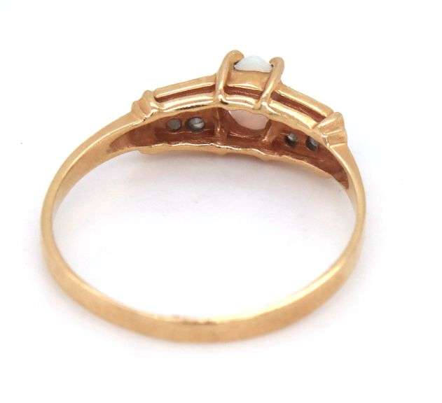 14kt Yellow gold opal ring