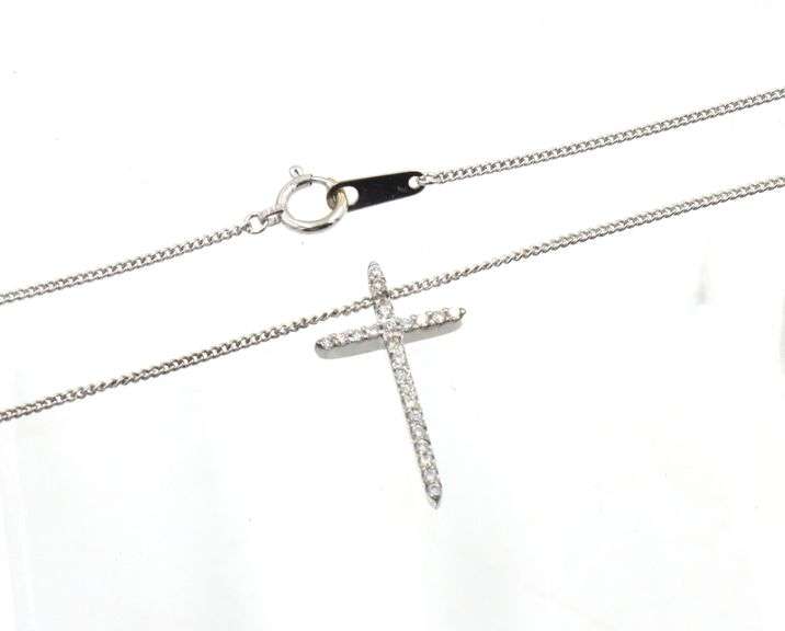 18kt White gold diamond cross pendant on chain