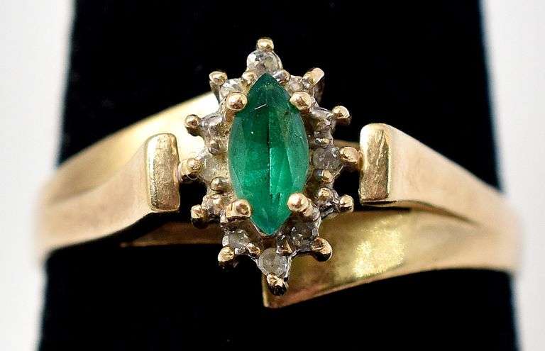 Beautiful 10K Yellow Gold Emerald Gemstone and Diamond Ring