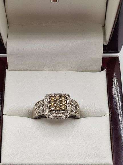 Absolutely gorgeous 14k white gold diamond ring