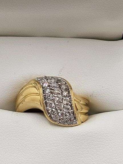 Absolutely gorgeous 14k yellow gold and diamond cluster ring