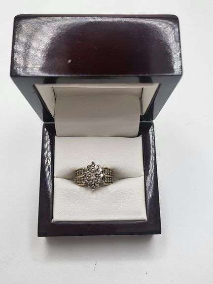 Absolutely gorgeous 14k yellow gold and diamond cluster ring