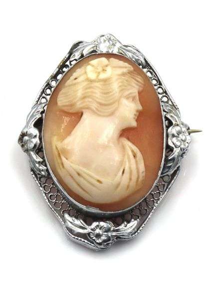 Vintage Base metal cameo brooch
