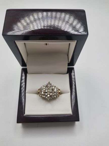 Beatiful 14K yellow gold and diamond cluster ring