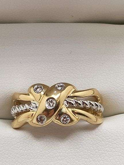 Beatiful designed 14K yellow gold with diamond ring. Size 6.5, 4.5gr
