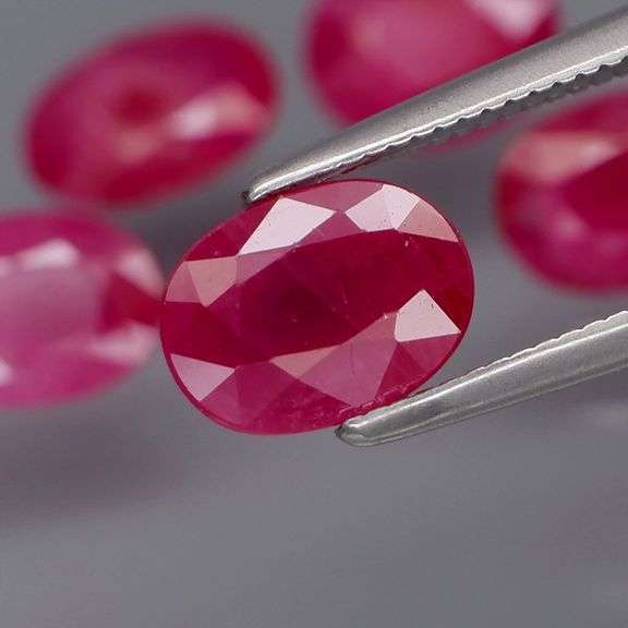 Collectors 5.33ct PIGEONS BLOOD Burmese Ruby set!!!