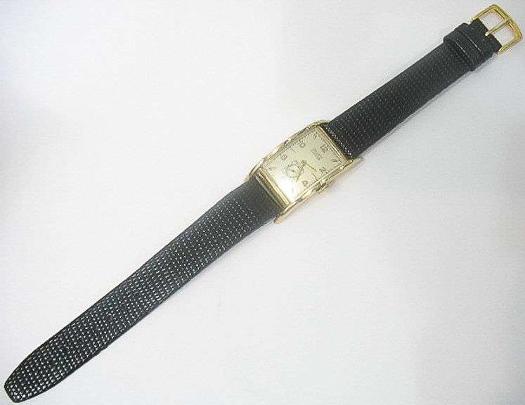 CONTENT OF SAFE DEPOSIT BOX: VINTAGE MENS GRUEN CURVEX WATCH WITH FANCY CASE