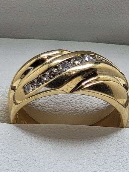 Very nice men's 14k yellow gold & diamonds band