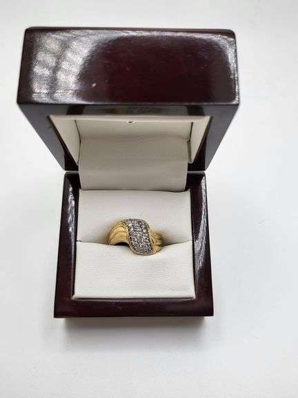 Absolutely gorgeous 14k yellow gold and diamond cluster ring