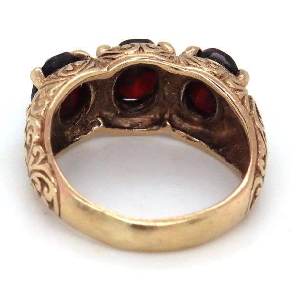 Beautiful 9K YG Vintage Garnet Ring