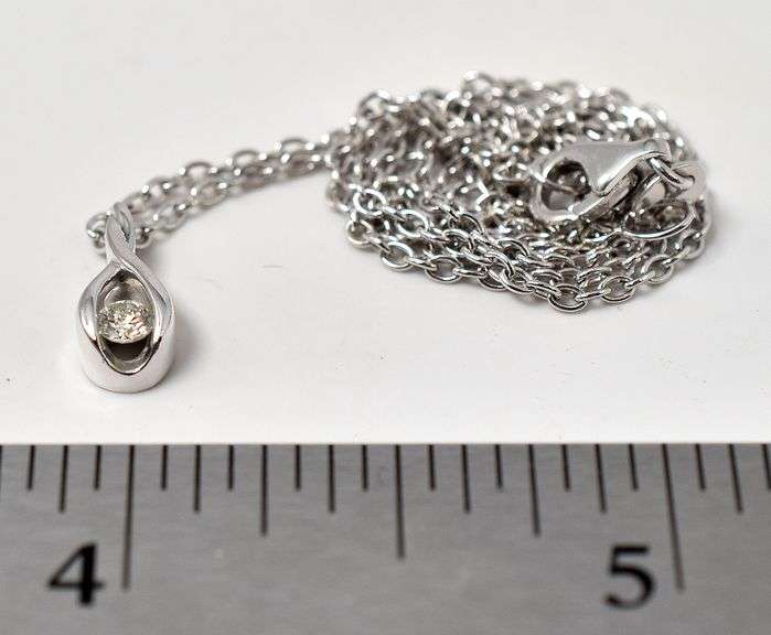 Sparkling 14K White Gold 0.1CTS Diamond Pendant Necklace