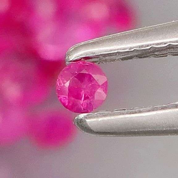 Heated only! 3.30ct hot pink Sapphire set!