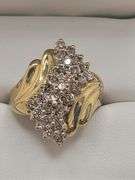 Beatiful 14K yellow gold and diamond cluster ring
