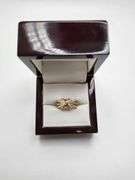 Beatiful designed 14K yellow gold with diamond ring. Size 6.5, 4.5gr