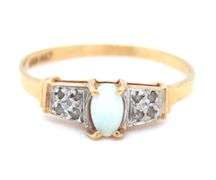 14kt Yellow gold opal ring