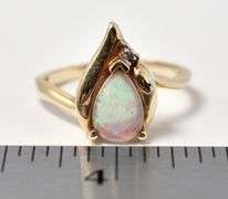 Gorgeous 10K Yellow Gold Opal gemstone and Diamond Ring