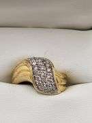 Absolutely gorgeous 14k yellow gold and diamond cluster ring