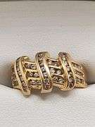 Beatiful designed 14K yellow gold with diamond ring. Size 6.0, 4.5gr