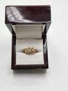 Beatiful designed 14K yellow gold with diamond ring. Size 6.0, 4.5gr