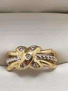 Beatiful designed 14K yellow gold with diamond ring. Size 6.5, 4.5gr