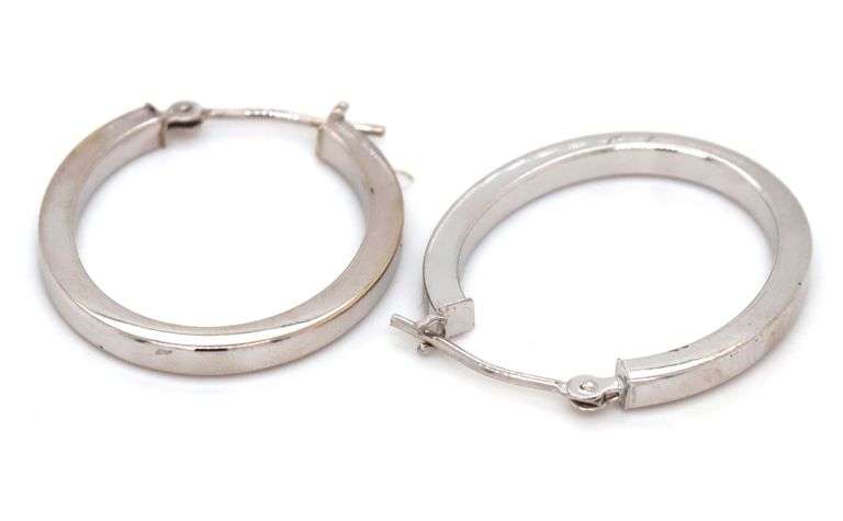 14kt White gold oval hoop earrings