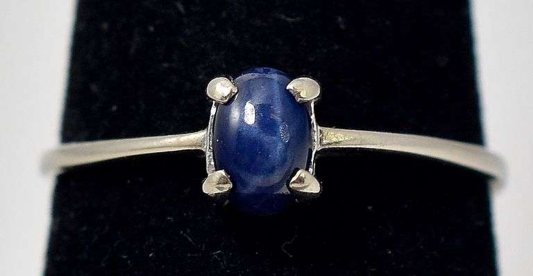 Pretty 10K White Gold Star Sapphire Gemstone Ring