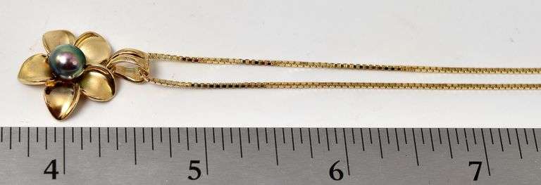 Beautiful 14K yellow Gold Pearl Flower Pendant Necklace