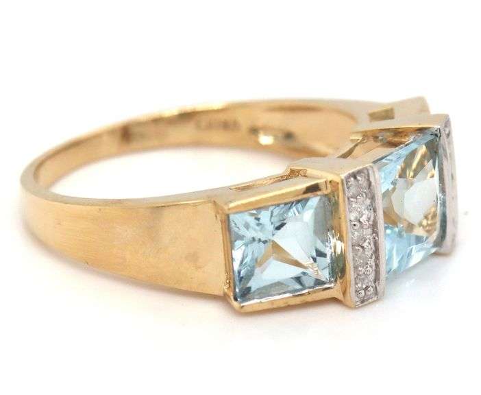 14kt Yellow gold 2.75ctw aquamarine and diamond ring